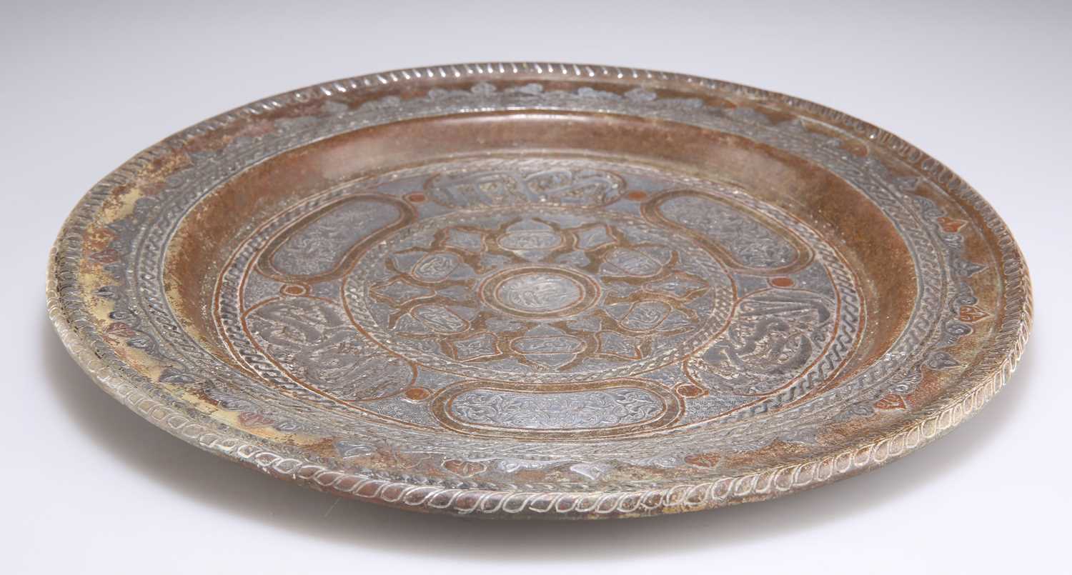 AN ISLAMIC SILVER AND COPPER ON BRASS DISH - Bild 3 aus 3