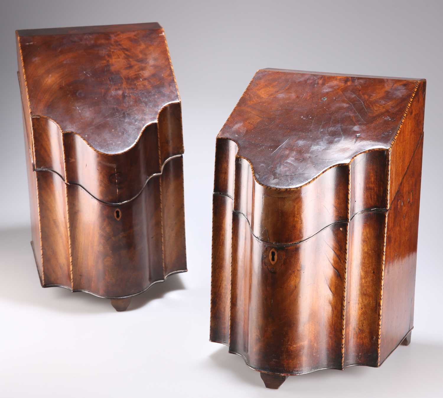 A PAIR OF GEORGE III MAHOGANY KNIFE BOXES - Bild 2 aus 3