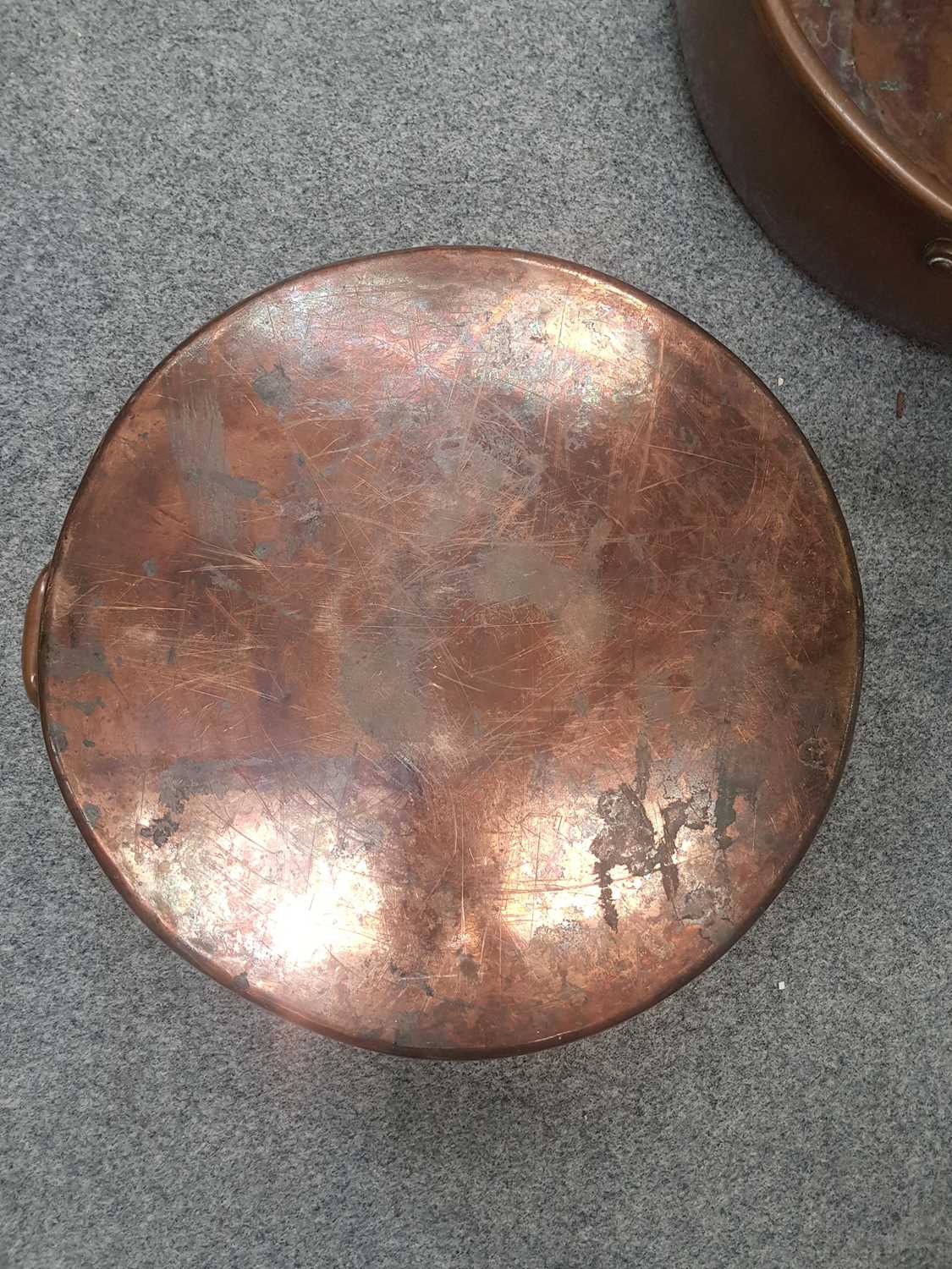 THREE ANTIQUE COPPER ROLL-TOP PANS AND A RIVETED COPPER PLANTER - Image 4 of 5