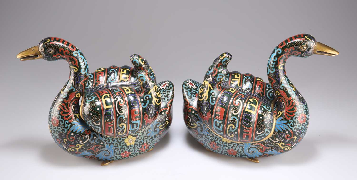 A PAIR OF CHINESE CLOISONNÉ ENAMEL CENSERS AND COVERS, 19TH CENTURY - Image 2 of 2