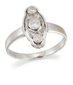 AN EARLY 20TH CENTURY DIAMOND NAVETTE RING
