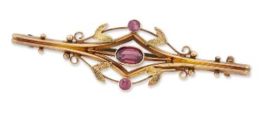 A LATE 19TH / EARLY 20TH CENTURY PYROPE GARNET BROOCH