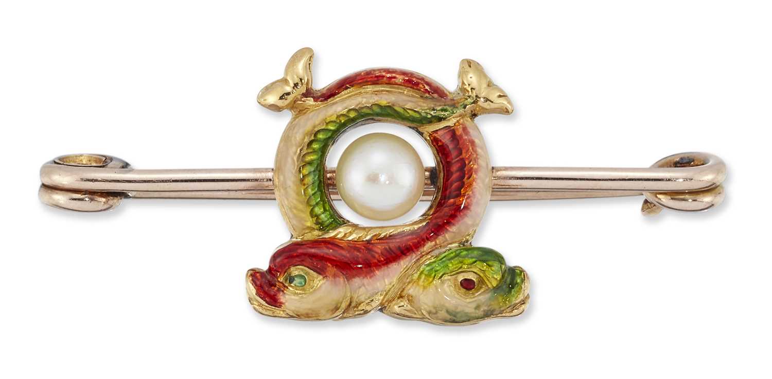 AN ENAMEL AND BUTTON PEARL BAR BROOCH