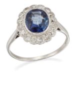 AN EARLY 20TH CENTURY SAPPHIRE AND DIAMOND CLUSTER RING