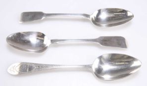 A GROUP OF THREE EARLY 19TH CENTURY IRISH SILVER TABLE SPOONS