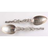 A PAIR OF 19TH CENTURY CHINESE SILVER SPOONS