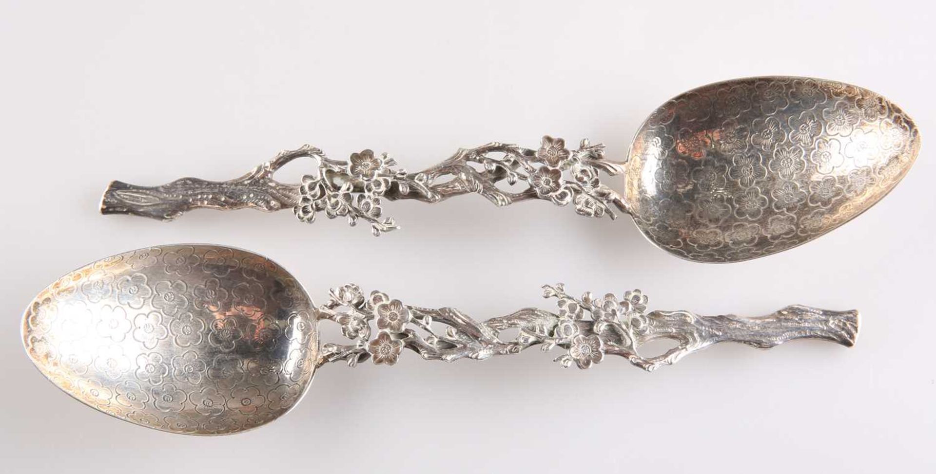 A PAIR OF 19TH CENTURY CHINESE SILVER SPOONS