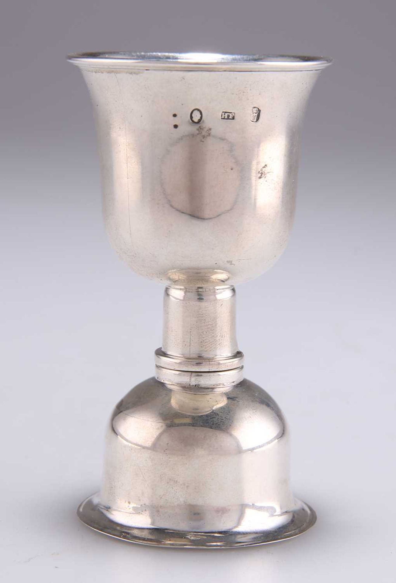 A WILLIAM IV IRISH SILVER TRAVELLING CUP AND FLASK - Bild 2 aus 6