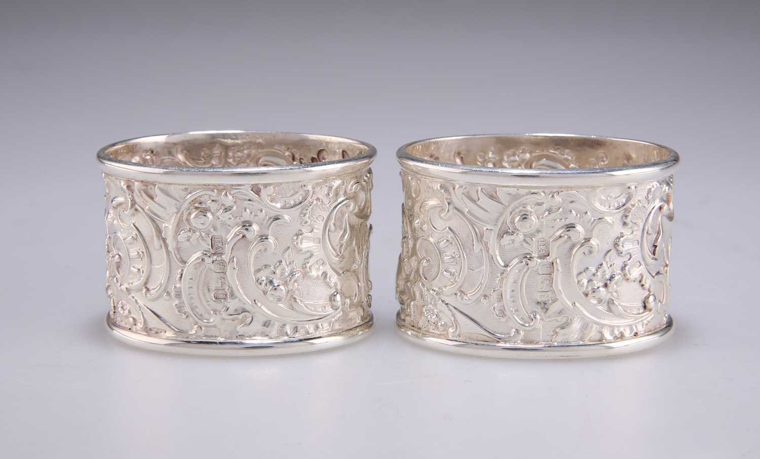 A PAIR OF EDWARDIAN SILVER NAPKIN RINGS - Image 2 of 2