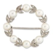 A 9 CARAT WHITE GOLD CULTURED PEARL AND DIAMOND WREATH BROOCH