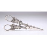 A PAIR OF GEORGE IV SILVER GRAPE SCISSORS