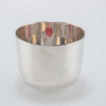 AN EDWARDIAN HEAVY SILVER TUMBLER CUP