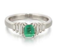 AN 18 CARAT WHITE GOLD EMERALD AND DIAMOND RING