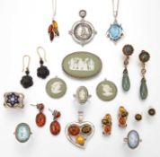 A QUANTITY OF SILVER AND OTHER JEWELLERY