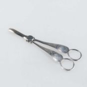 A PAIR OF VICTORIAN SILVER GRAPE SCISSORS