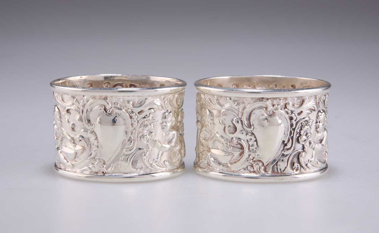 A PAIR OF EDWARDIAN SILVER NAPKIN RINGS