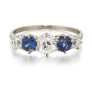 AN EARLY 20TH CENTURY SAPPHIRE AND DIAMOND RING