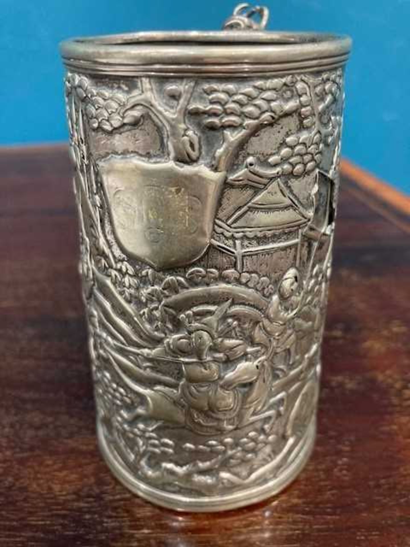 A 19TH CENTURY CHINESE EXPORT SILVER MUG - Image 4 of 5
