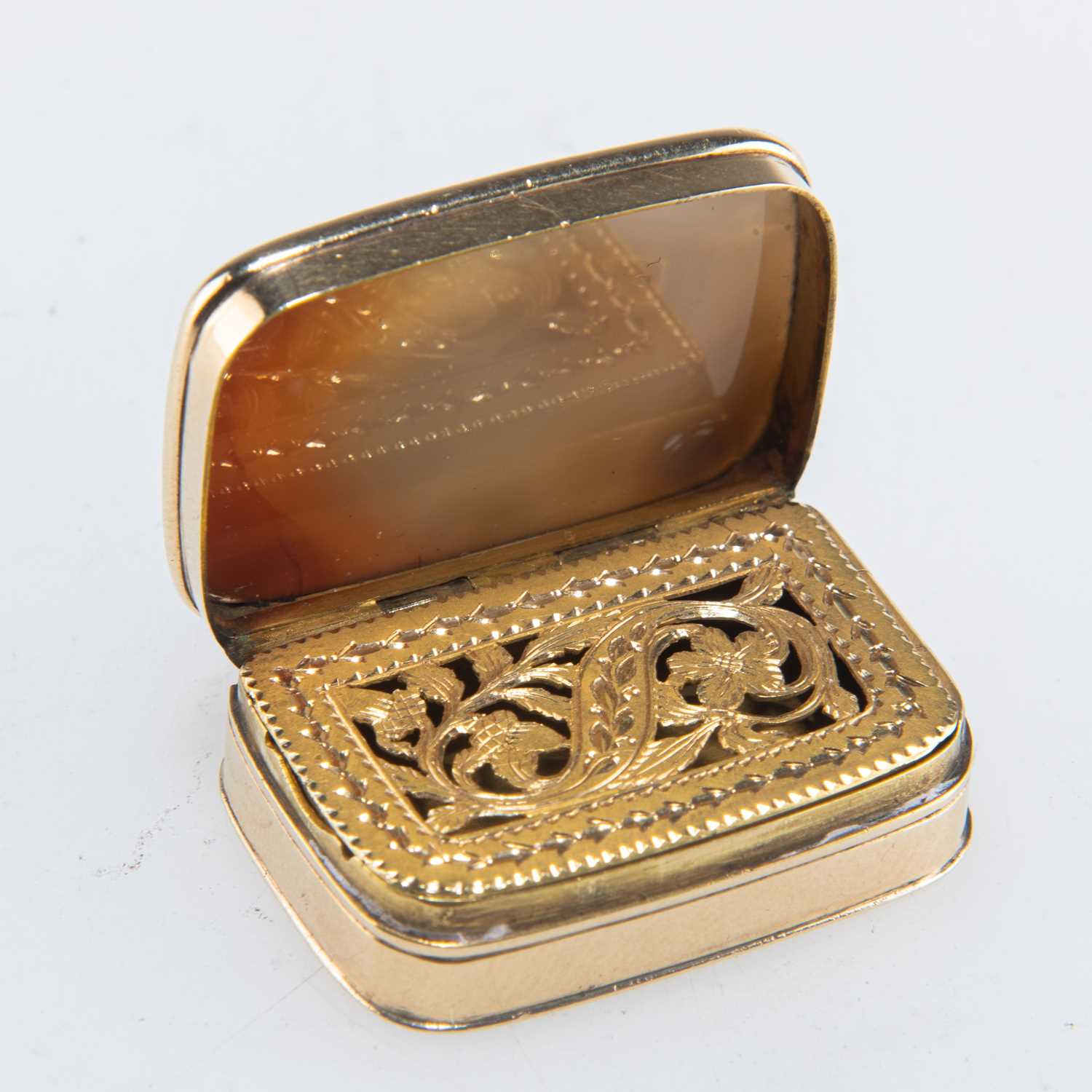 A GOLD AND AGATE VINAIGRETTE, CIRCA 1820