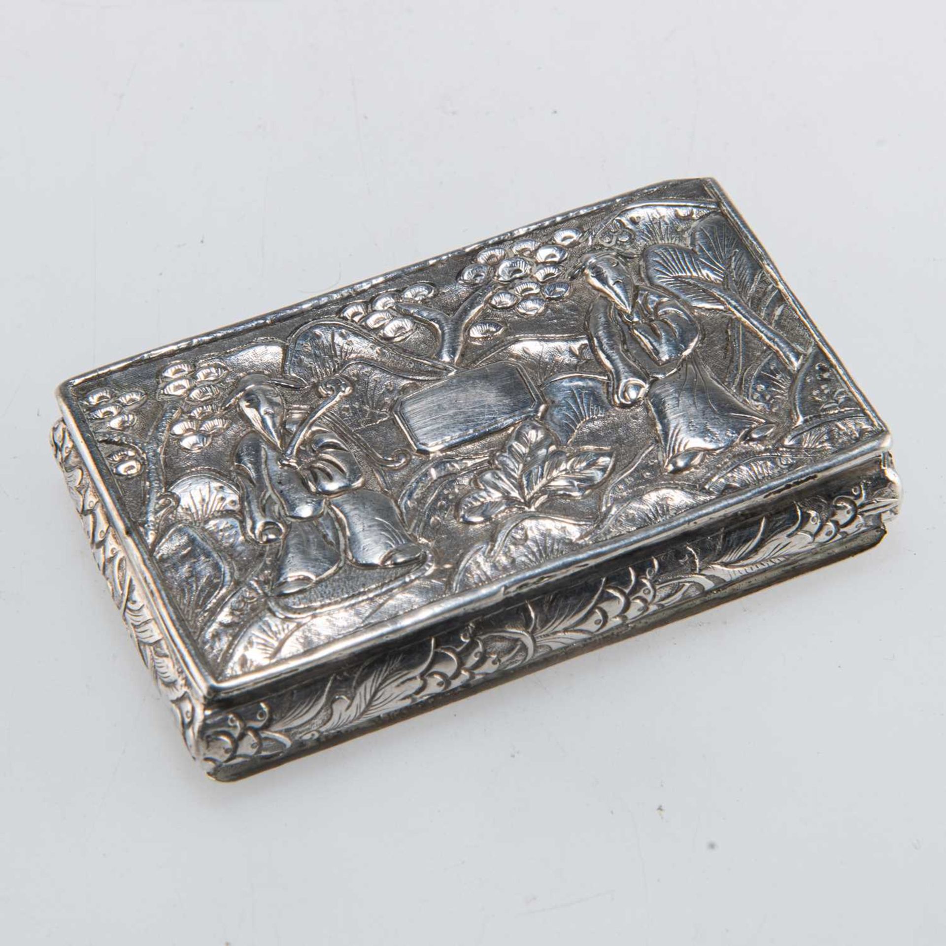 A 19TH CENTURY CHINESE EXPORT SILVER SNUFF BOX