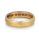 A 22 CARAT GOLD BAND RING