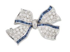 AN 18 CARAT WHITE GOLD SAPPHIRE AND DIAMOND BOW BROOCH