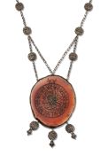 A CARNELIAN ISLAMIC VERSE PENDANT NECKLACE