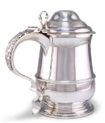 A GEORGIAN-STYLE SILVER LIDDED TANKARD