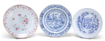 AN 18TH CENTURY CHINESE BLUE AND WHITE PLATE