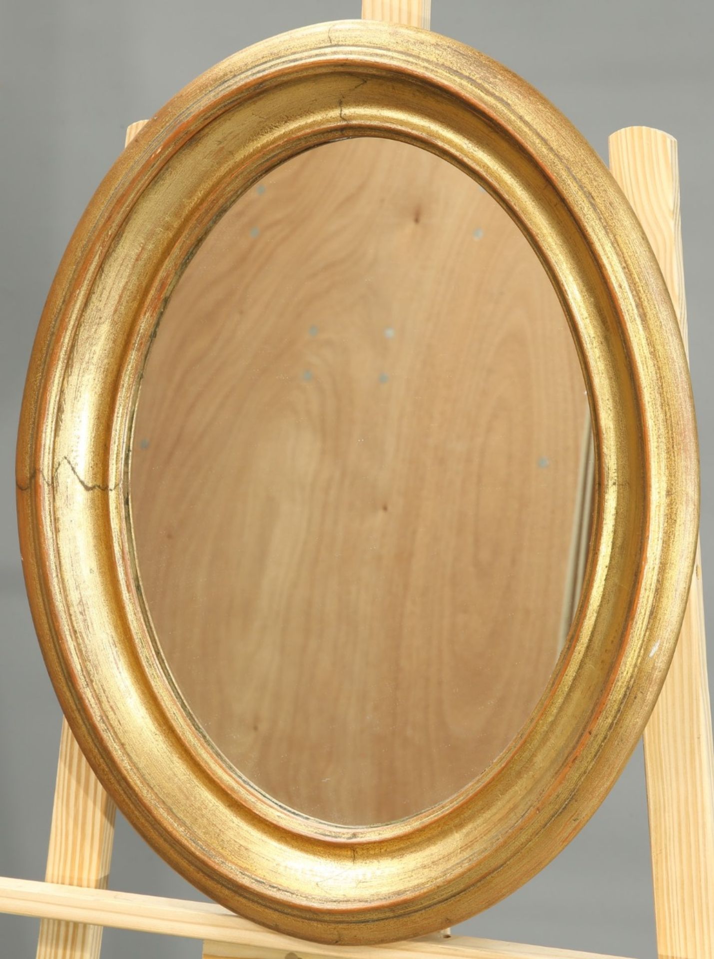 A FAUX ROSEWOOD CASED MANTEL CLOCK AND AN OVAL WALL MIRROR - Bild 4 aus 4