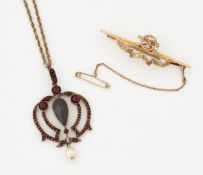 A ROYAL ARTILLERY SWEETHEART BROOCH, AND A BOHEMIAN GARNET AND PEARL PENDANT