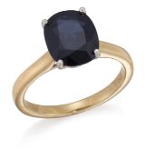 AN 18 CARAT GOLD SAPPHIRE RING