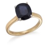 AN 18 CARAT GOLD SAPPHIRE RING