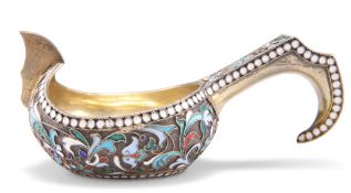 AN EARLY 20TH CENTURY RUSSIAN SILVER AND ENAMEL KOVSH