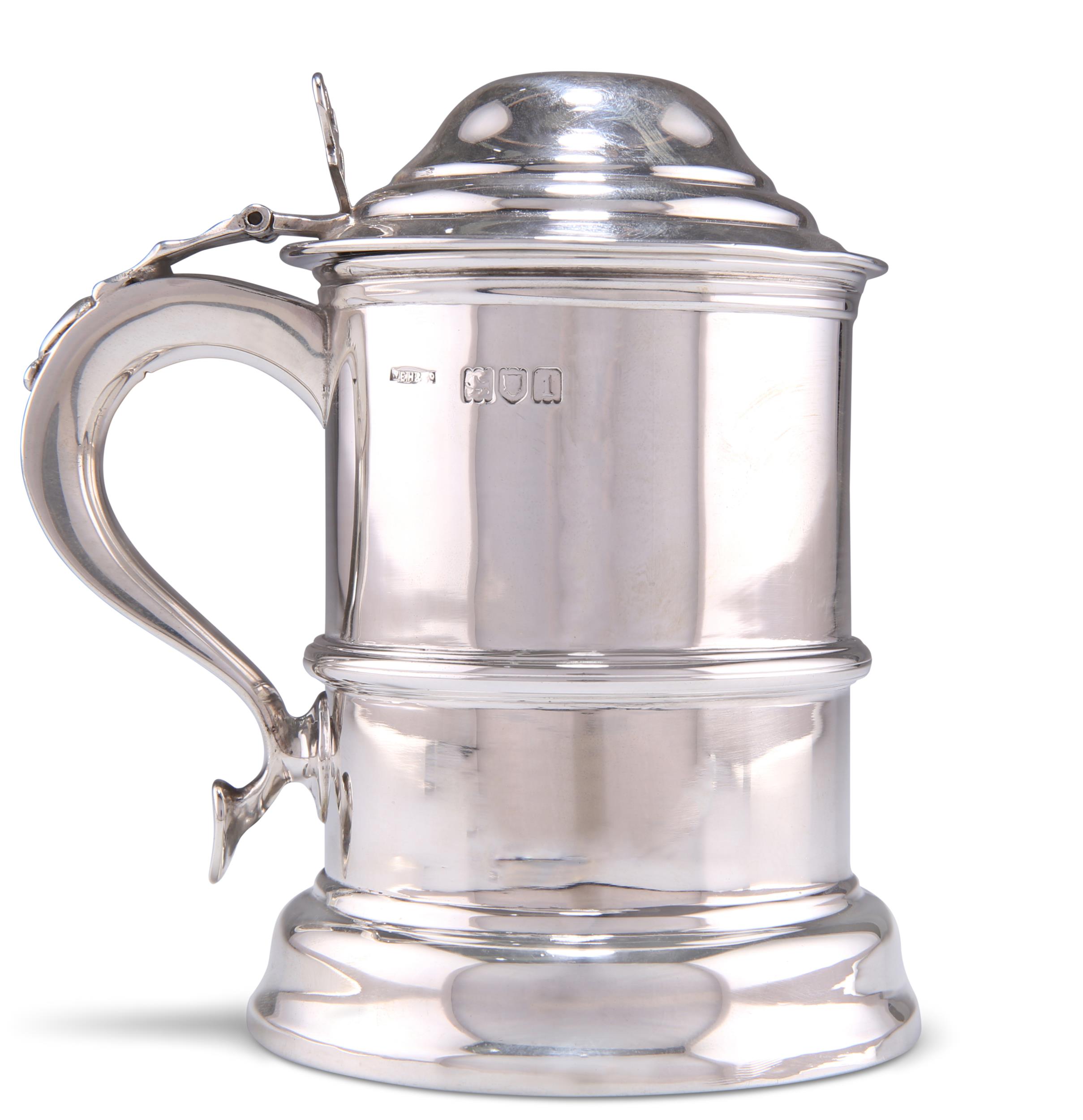 AN EDWARDIAN SMALL SILVER LIDDED TANKARD