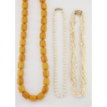 AN AMBER BEAD NECKLACE