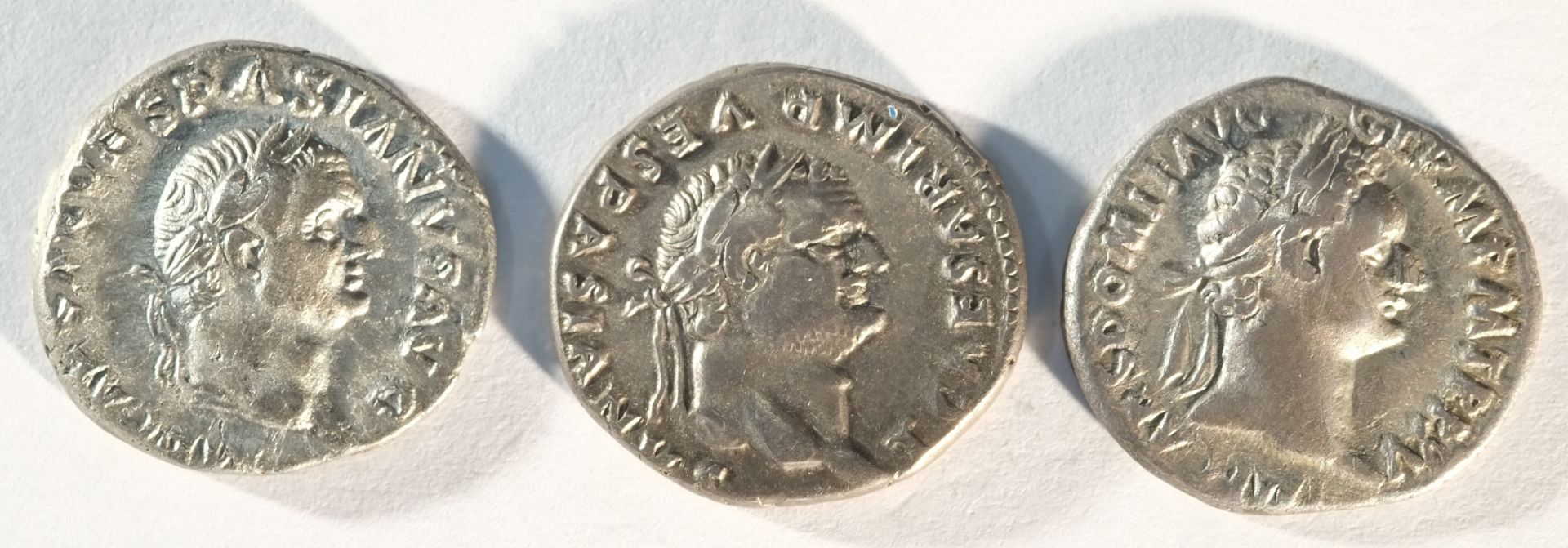 3x Flavian silver denarii consisting of: Vespasian (69 - 79 CE) - Bild 2 aus 2