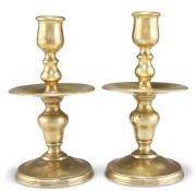 A PAIR OF HEEMSKIRK BRASS CANDLESTICKS, with baluster stems and dished drip pans. (2) 17.5cm high