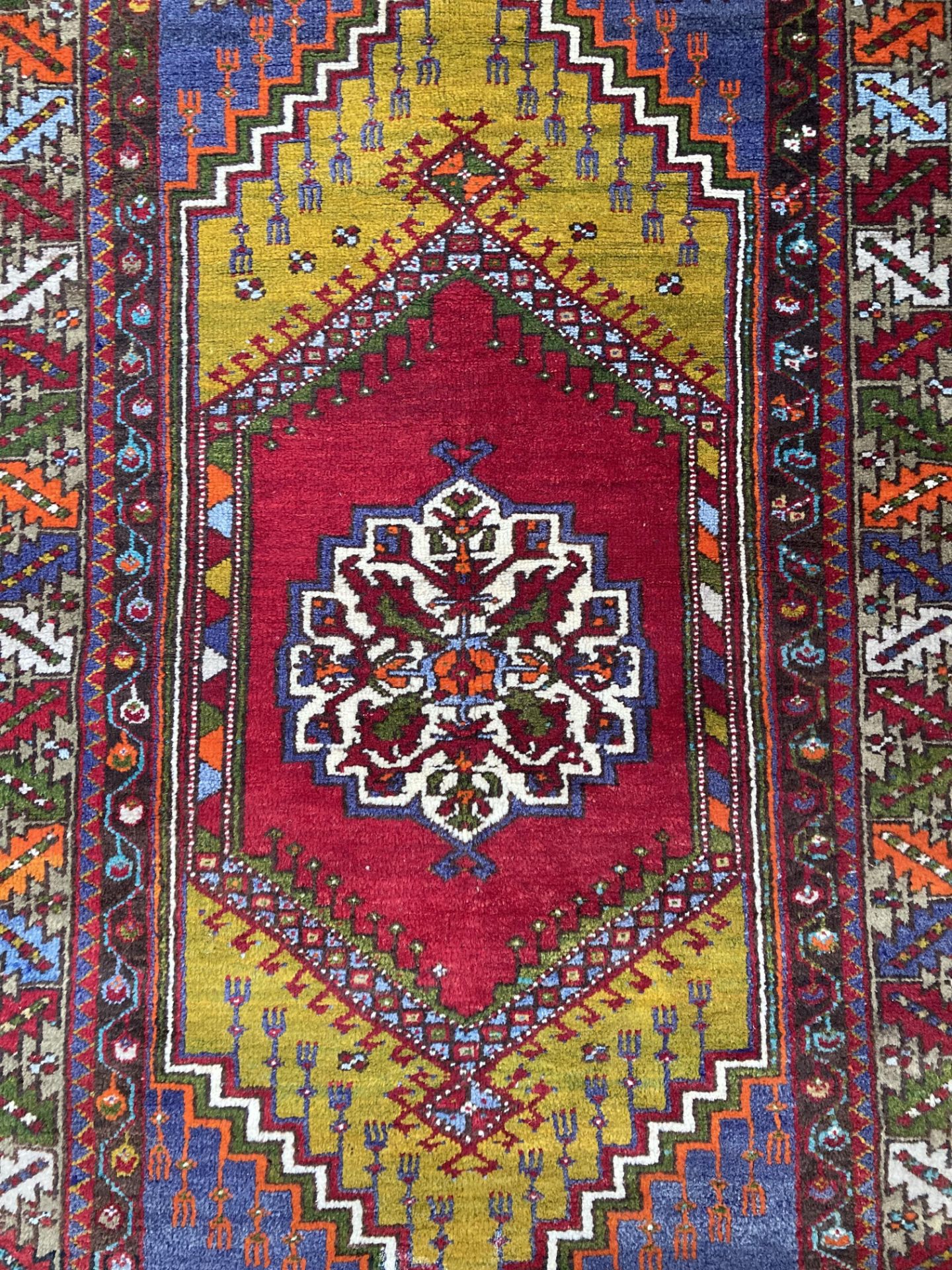 A TURKISH RUG, hand-knotted and multicoloured, the dark red lozenge enclosing a cream medallion, - Bild 2 aus 4