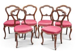 A SET OF SIX VICTORIAN WALNUT BALLOON-BACK DINING CHAIRS, CIRCA 1870, withÿcarved splats above