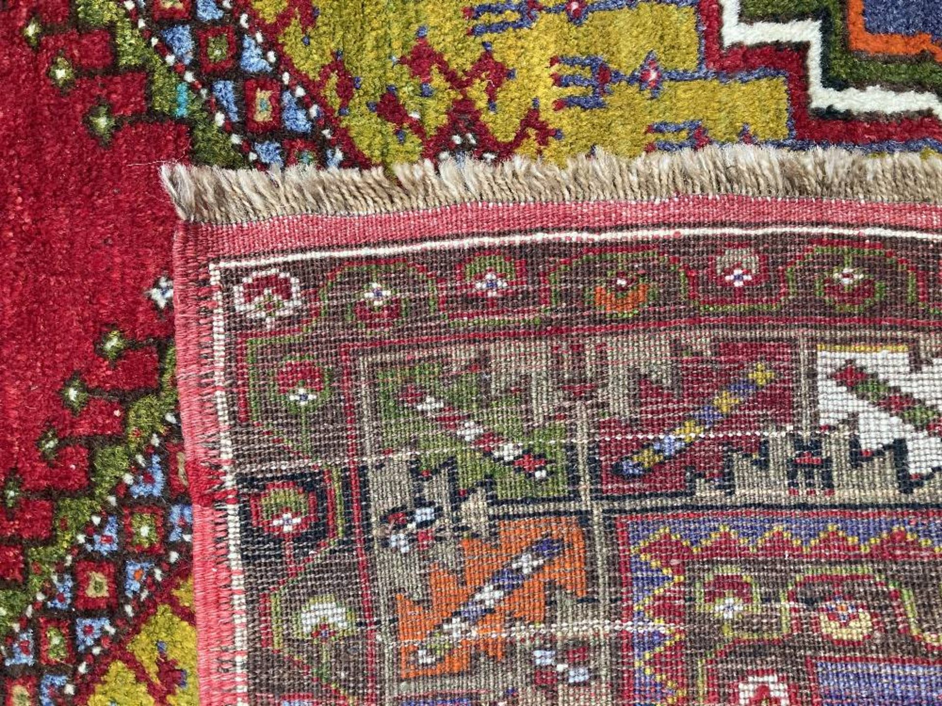 A TURKISH RUG, hand-knotted and multicoloured, the dark red lozenge enclosing a cream medallion, - Bild 4 aus 4