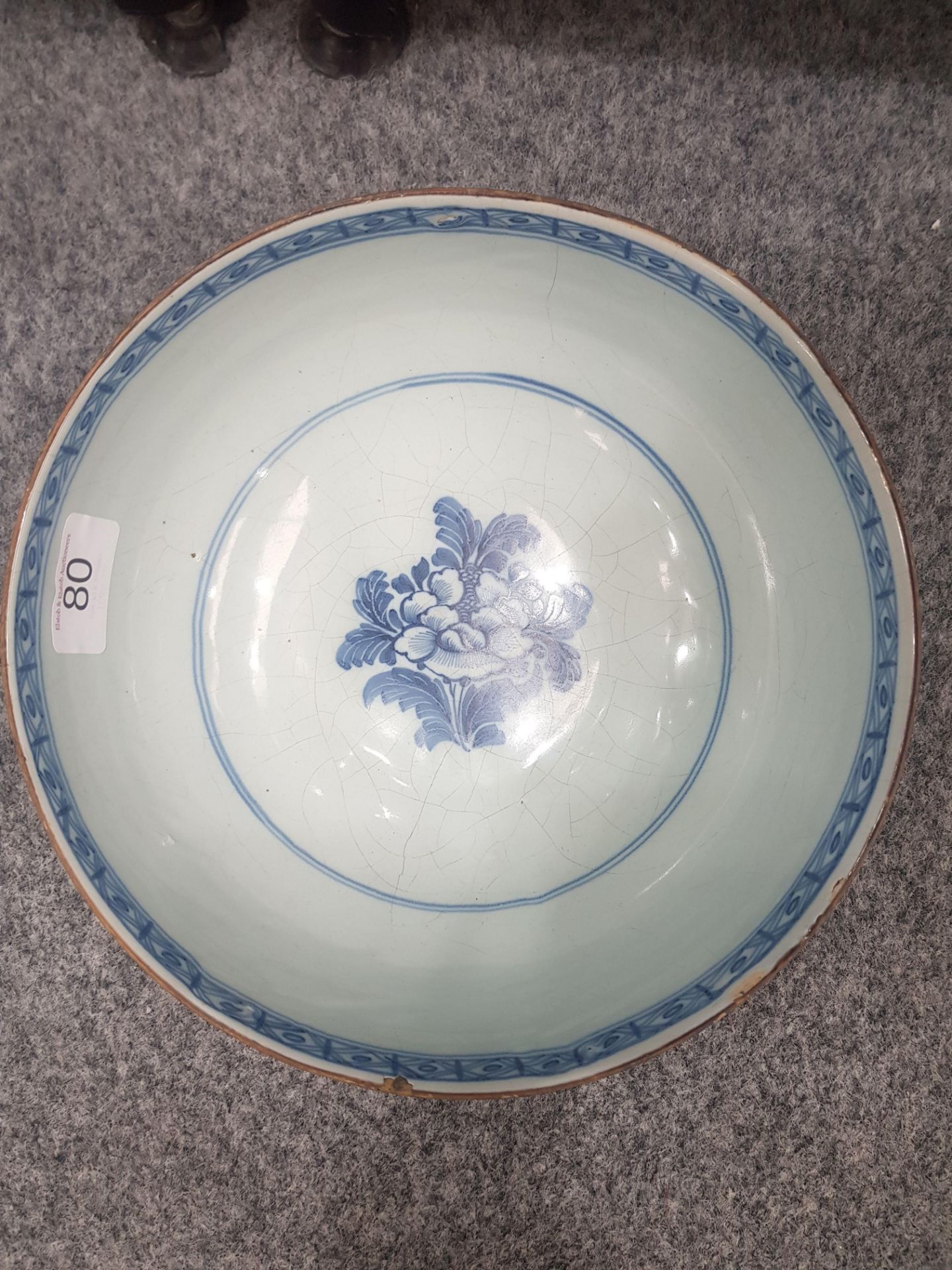 AN 18TH CENTURY DELFT BOWL, POSSIBLY BRISTOL, the well painted with a floral spray within blue - Bild 3 aus 4