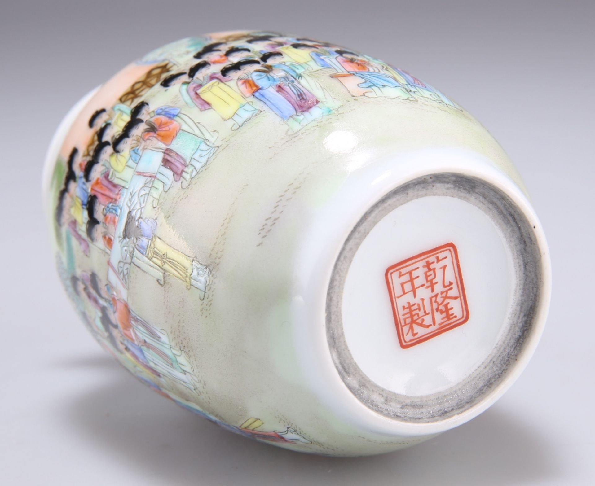 A CHINESE SMALL FAMILLE ROSE VASE, PROBABLY REPUBLICAN PERIOD, of shouldered ovoid form, painted - Bild 2 aus 2