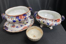 TWO DAVENPORT SAUCE TUREENS AND A STAND EN SUITE