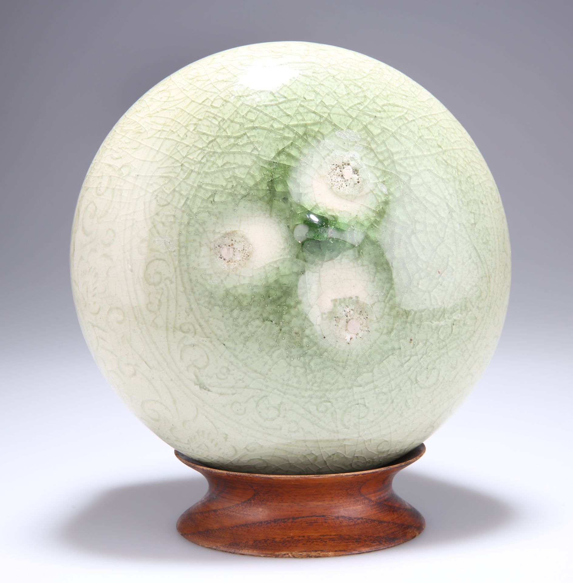 A CHINESE CELADON VASE - Bild 2 aus 2