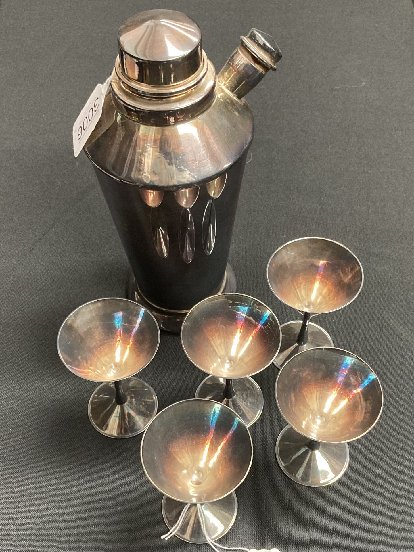 A silver-plated cocktail shaker and five glasses - Bild 2 aus 2