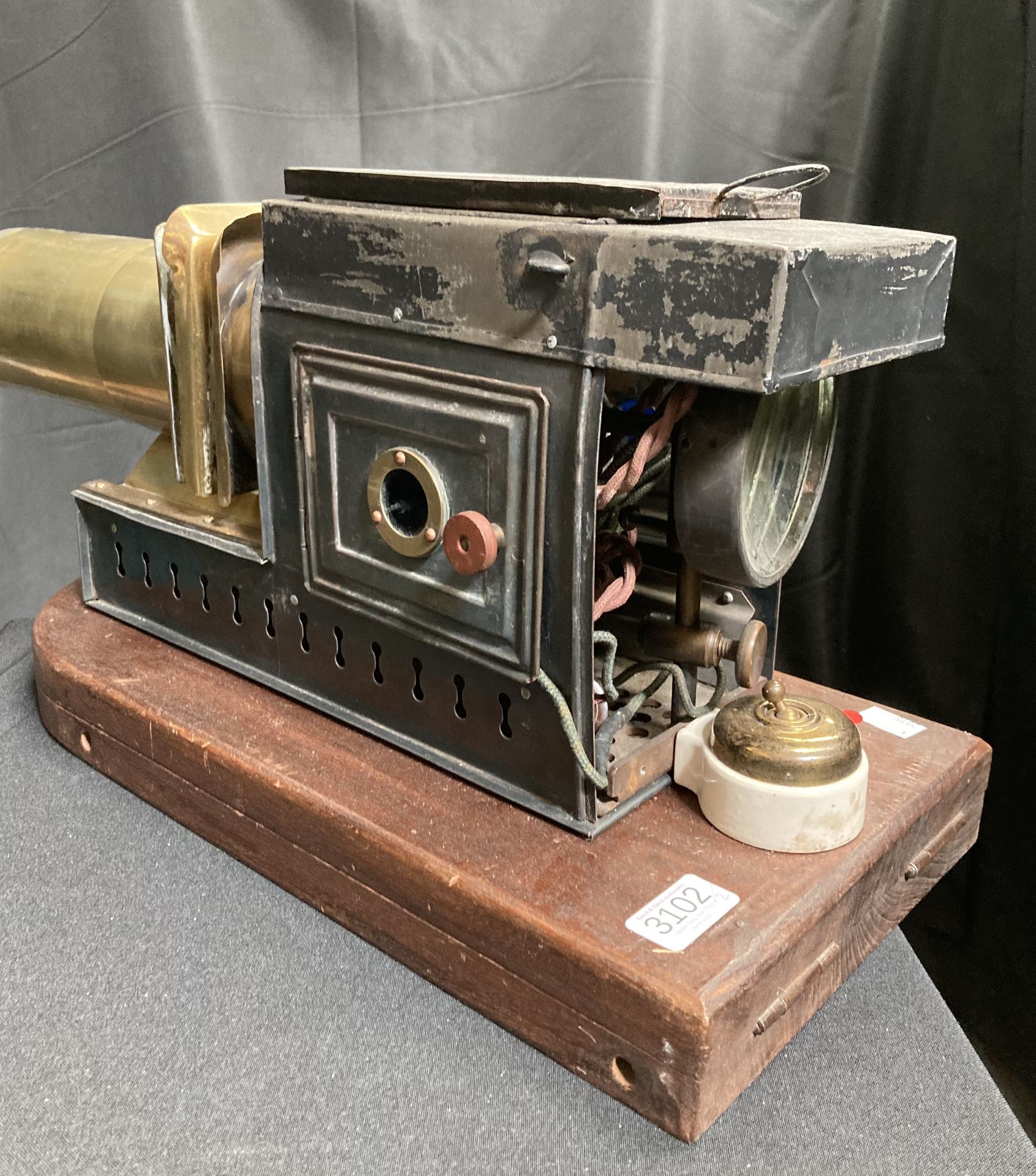 A 19TH CENTURY TIN AND BRASS MAGIC LANTERN AND SLIDES - Bild 2 aus 3