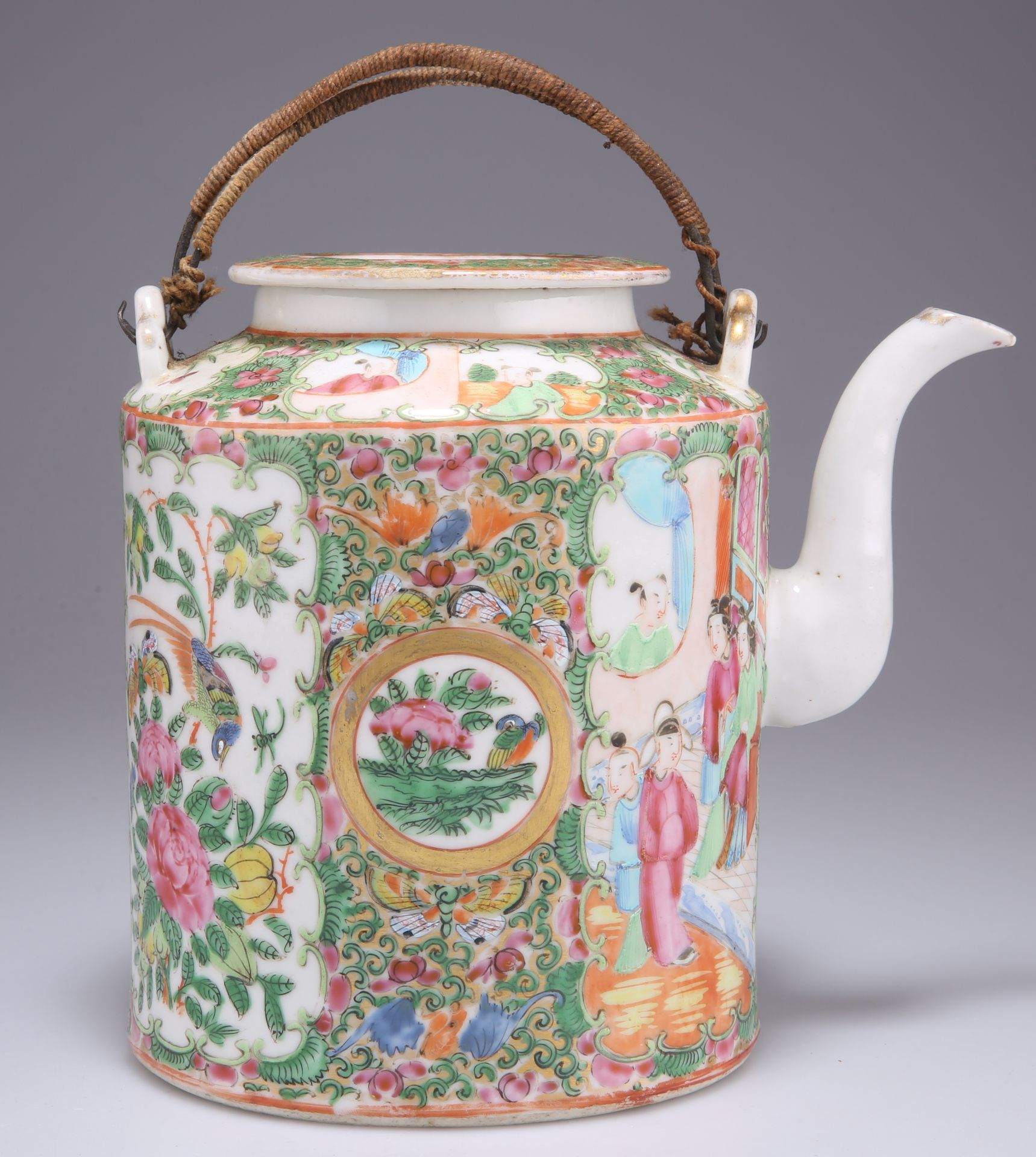 A CHINESE FAMILLE ROSE TEAPOT, 19TH CENTURY - Bild 3 aus 4