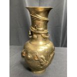 A JAPANESE BRASS VASE, EARLY 20TH CENTURY