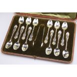 A SET OF TWELVE EDWARDIAN SILVER TEASPOONS, CASED WITH SUGAR TONGS